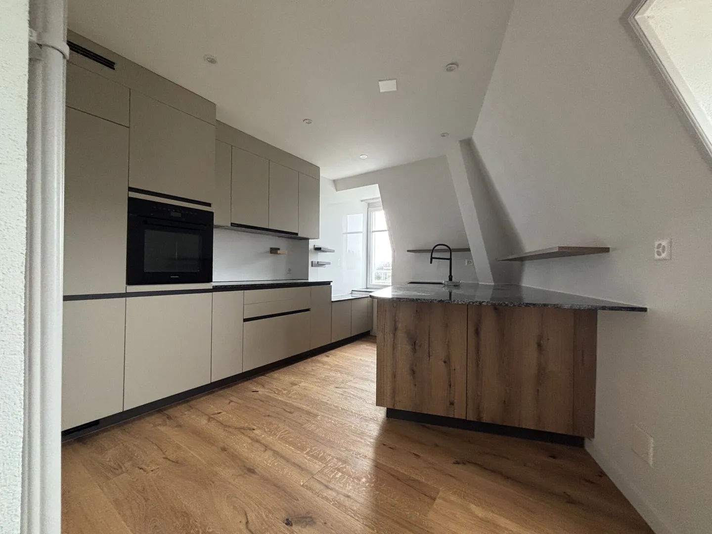 Freshly Renovated 3.5 Room Apartment in the Heart of Langenthal - Photo 5 of 12