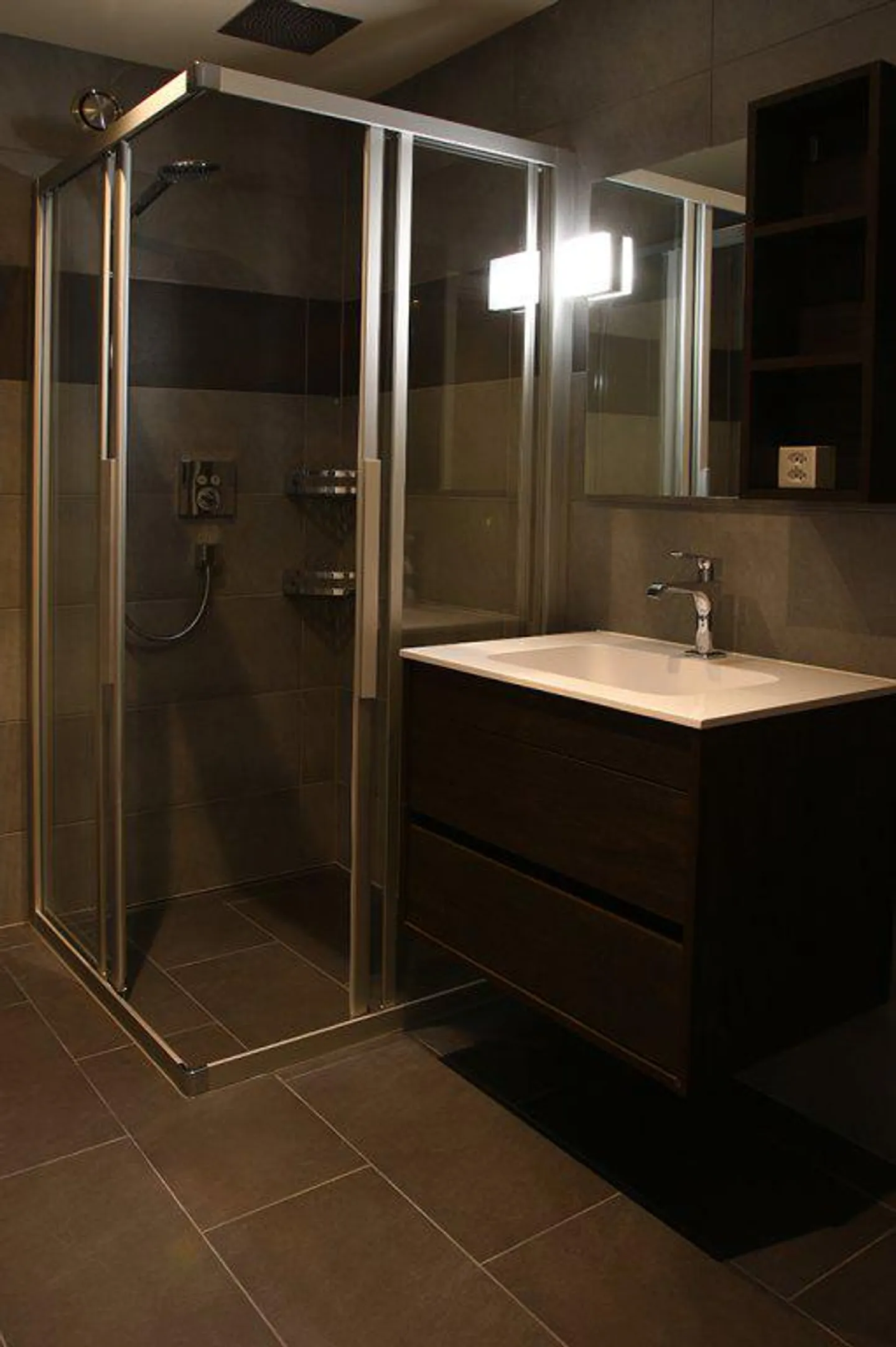 Modern Apartment with Balcony - Photo 4 of 10