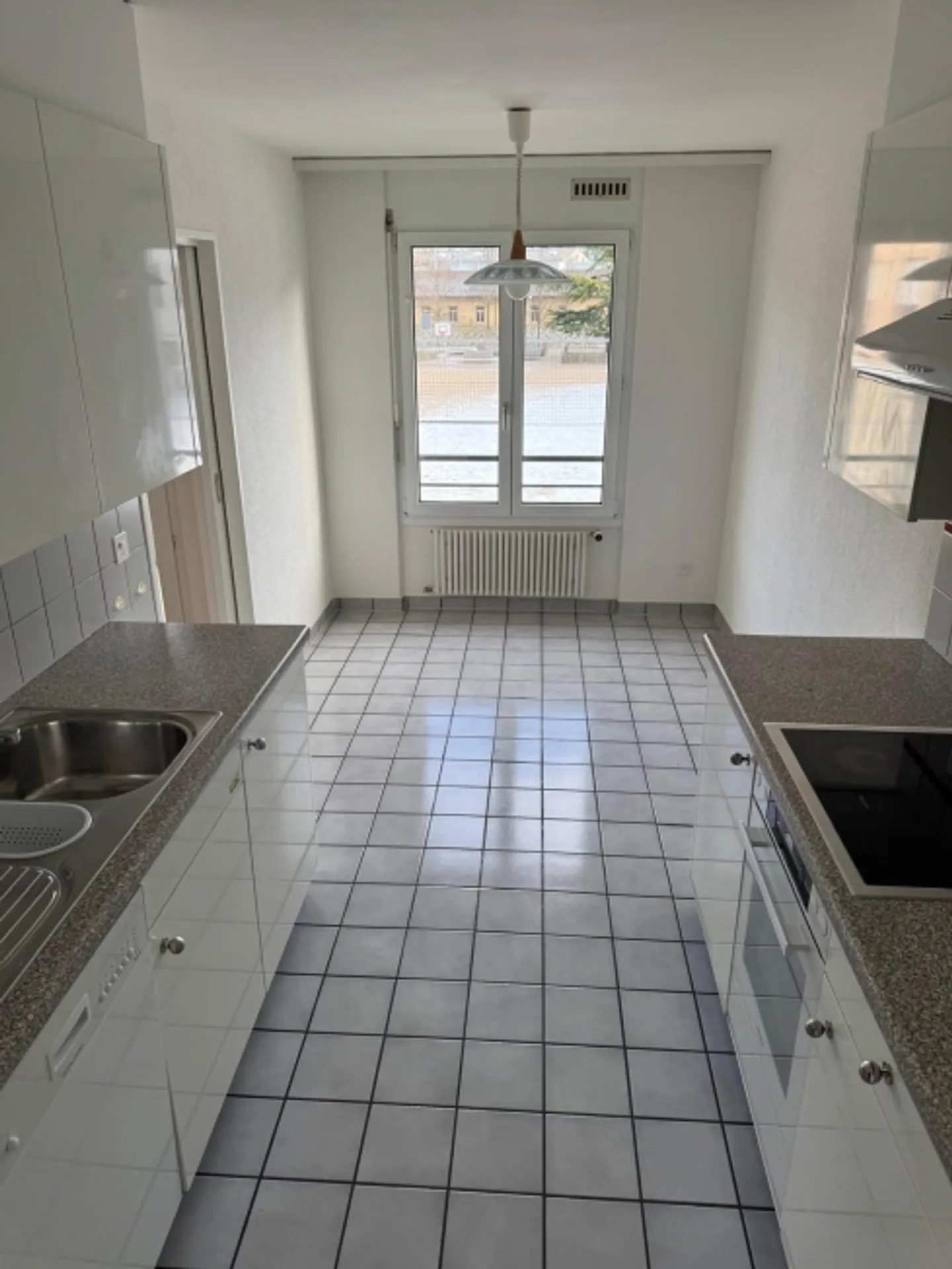 Posizione ideale - spazioso e tranquillo - Foto 6 di 10