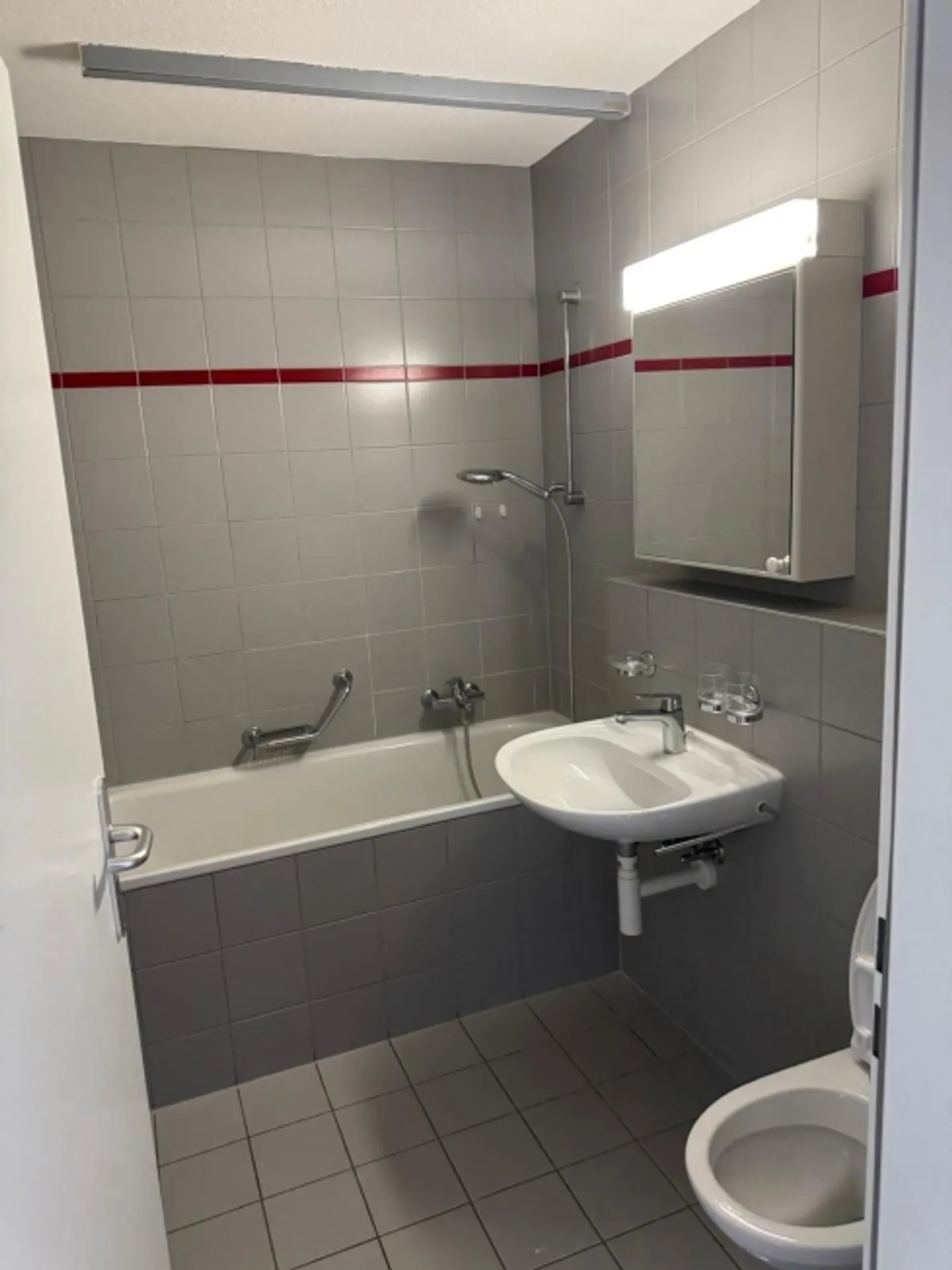 Posizione ideale - spazioso e tranquillo - Foto 9 di 10