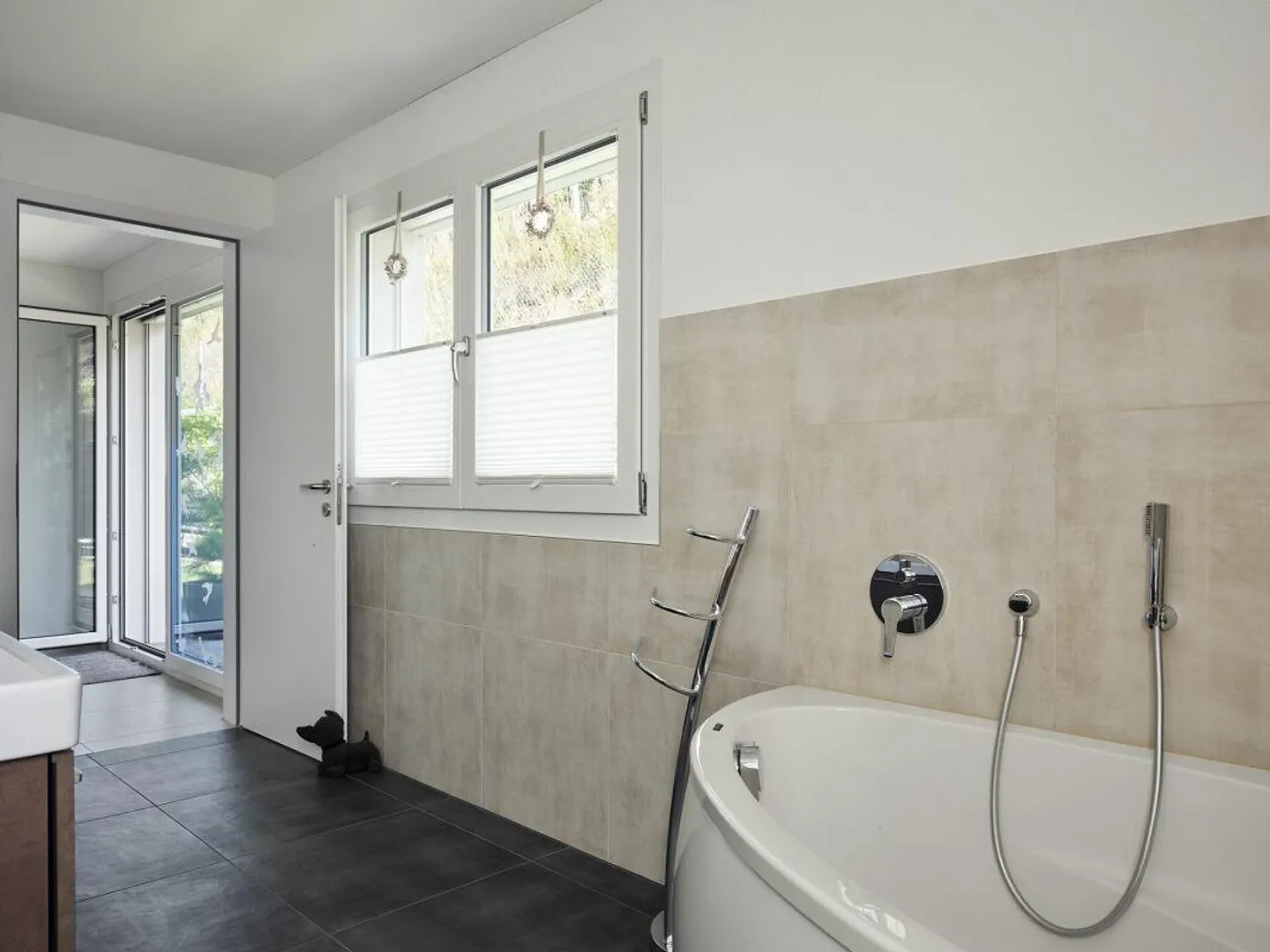 Stylish home with panoramic view - Photo 11 of 15