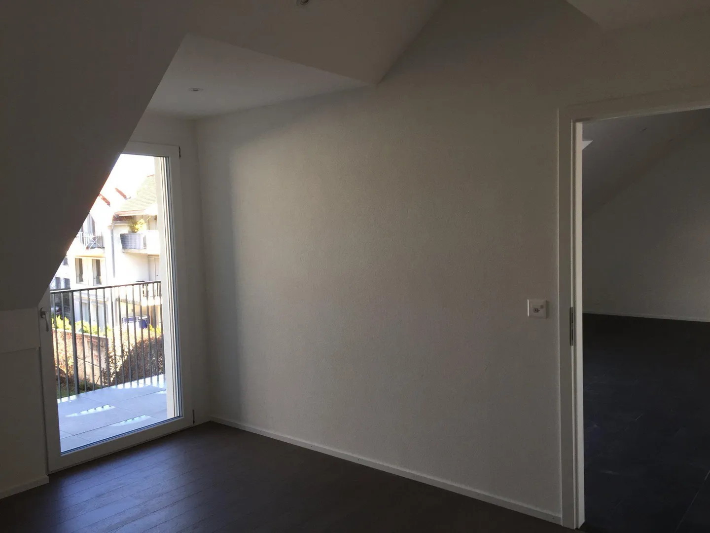 Modern Apartment with Balcony - Photo 5 of 10