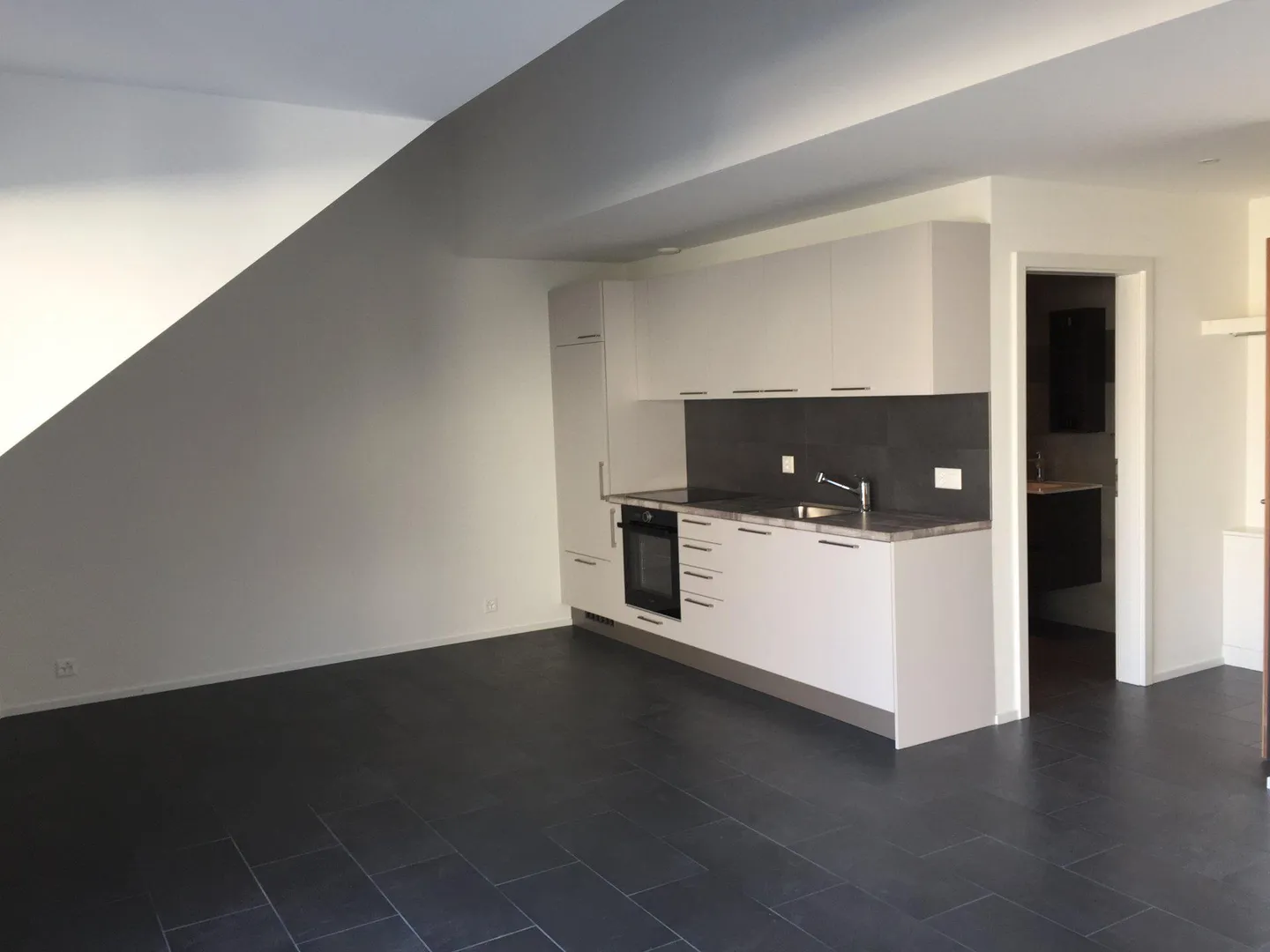 Modern Apartment with Balcony - Photo 6 of 10