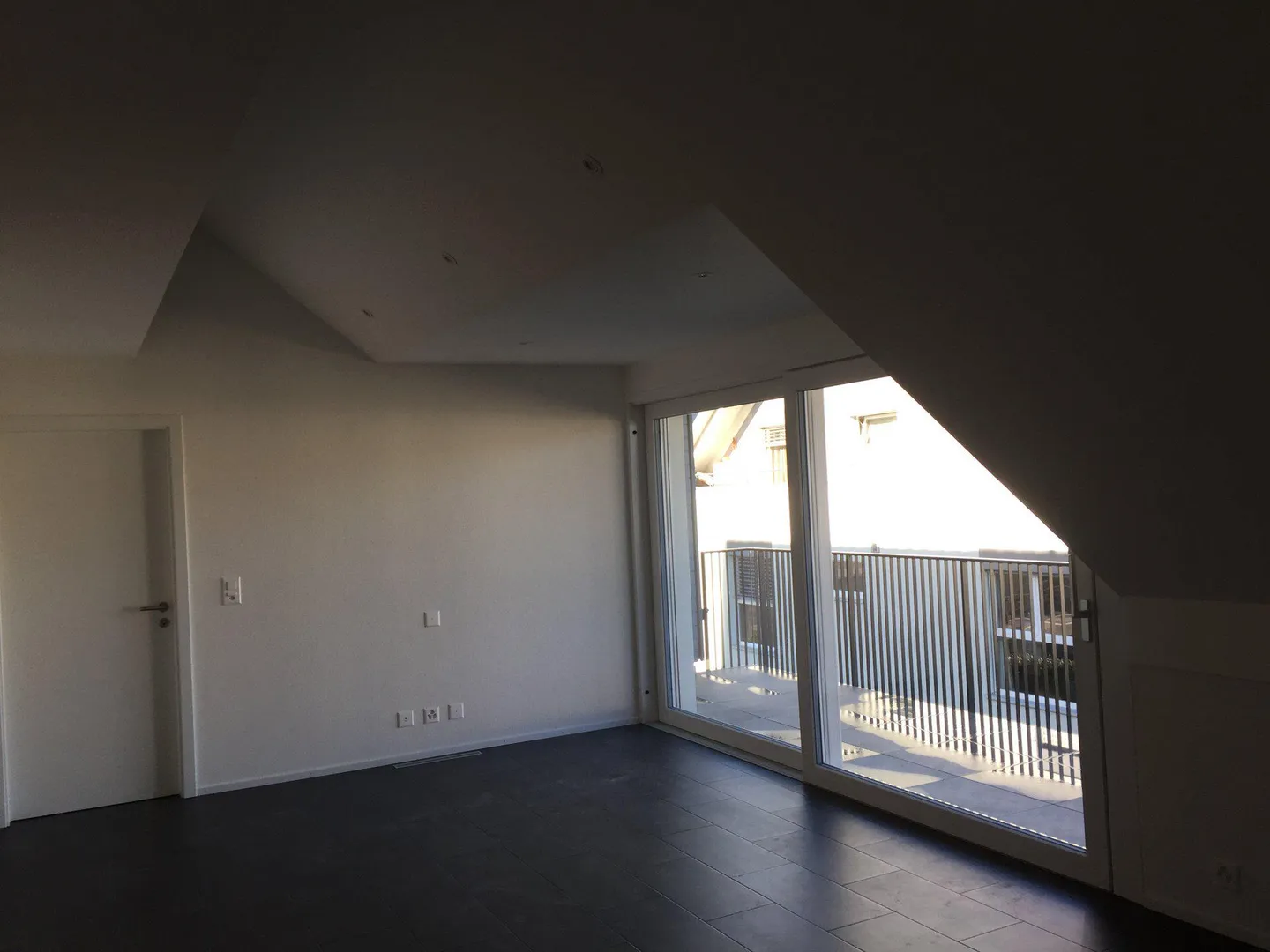 Modern Apartment with Balcony - Photo 7 of 10