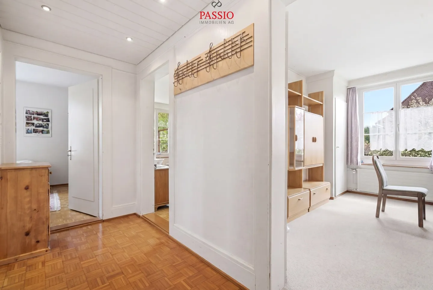 Une maison multifamiliale avec histoire - Votre chance de redéfinir - Photo 3 sur 44