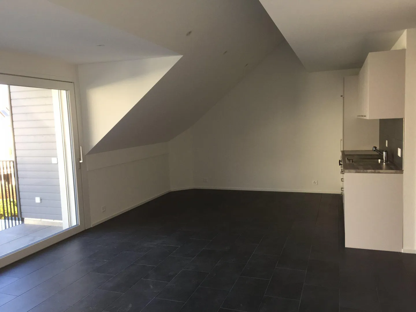 Modern Apartment with Balcony - Photo 8 of 10