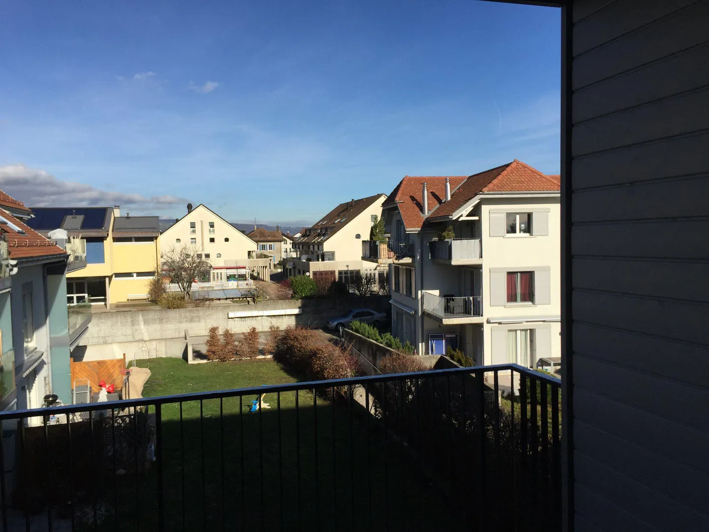 Modern Apartment with Balcony - Photo 9 of 10