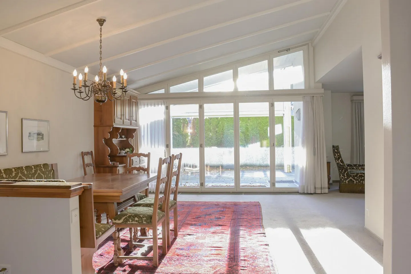 Living with Comfort in a Sunny Location - Photo 3 of 9