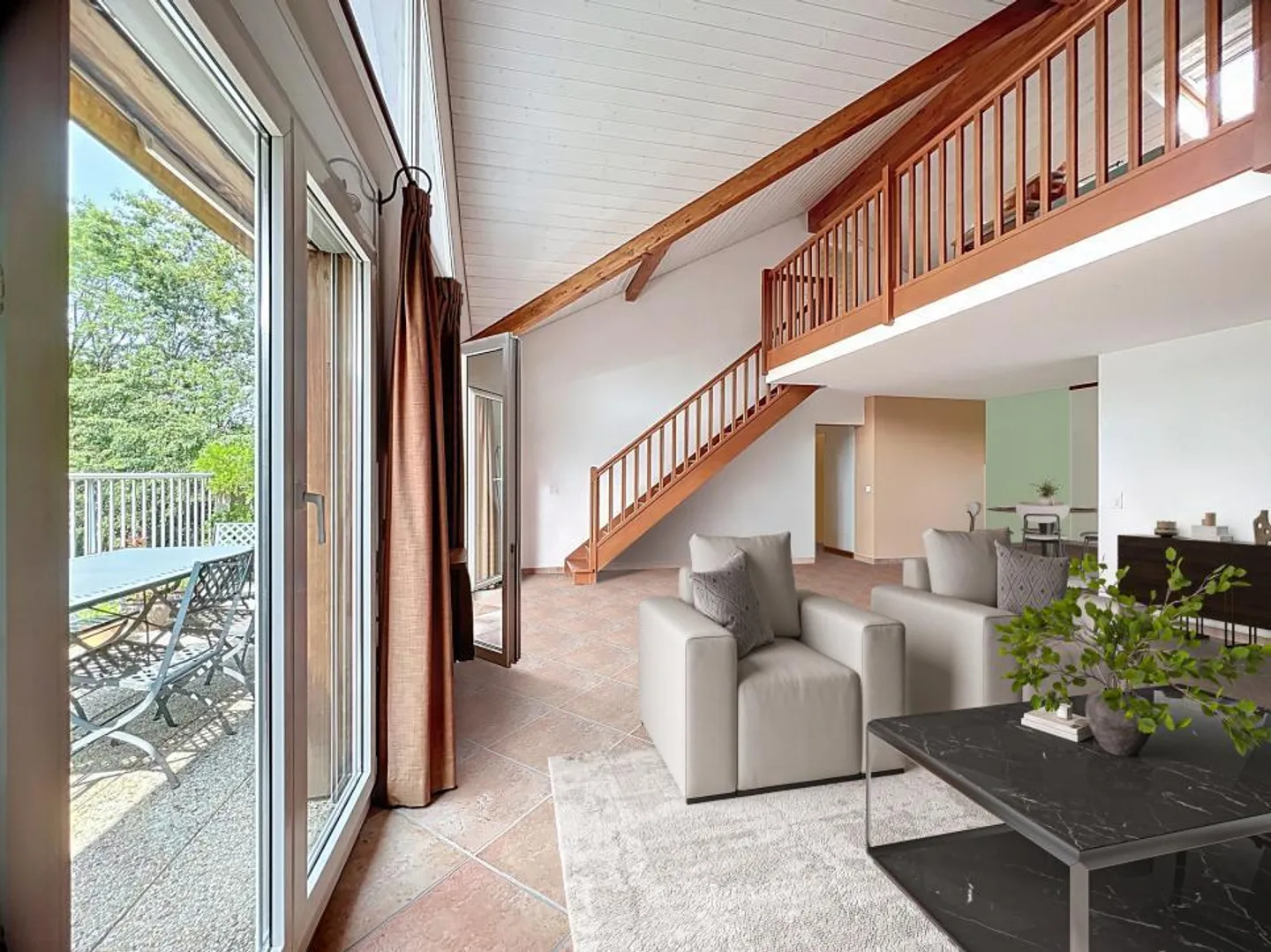 Superbo attico con soppalco e terrazza esposta a sud a Troinex - Foto 4 di 13