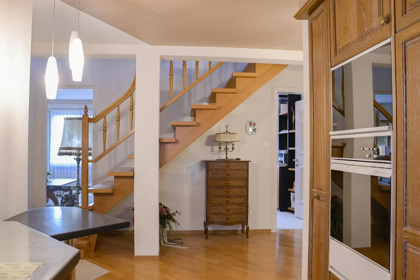 Living with Comfort in a Sunny Location - Photo 4 of 9