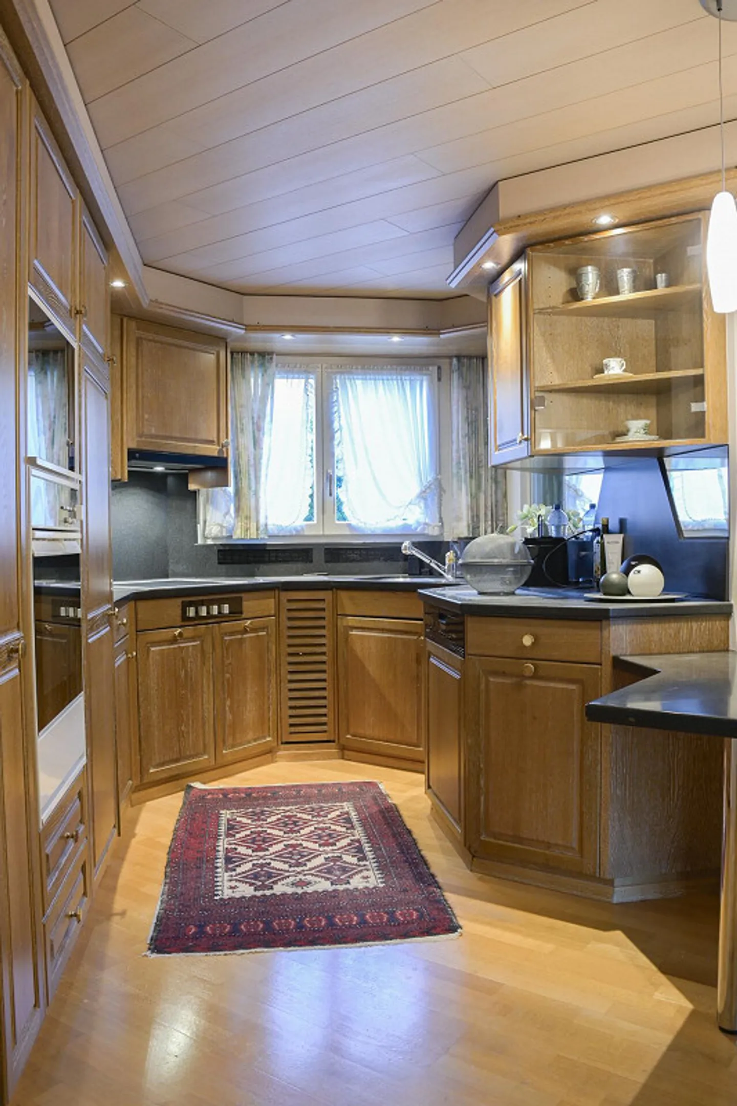 Living with Comfort in a Sunny Location - Photo 5 of 9