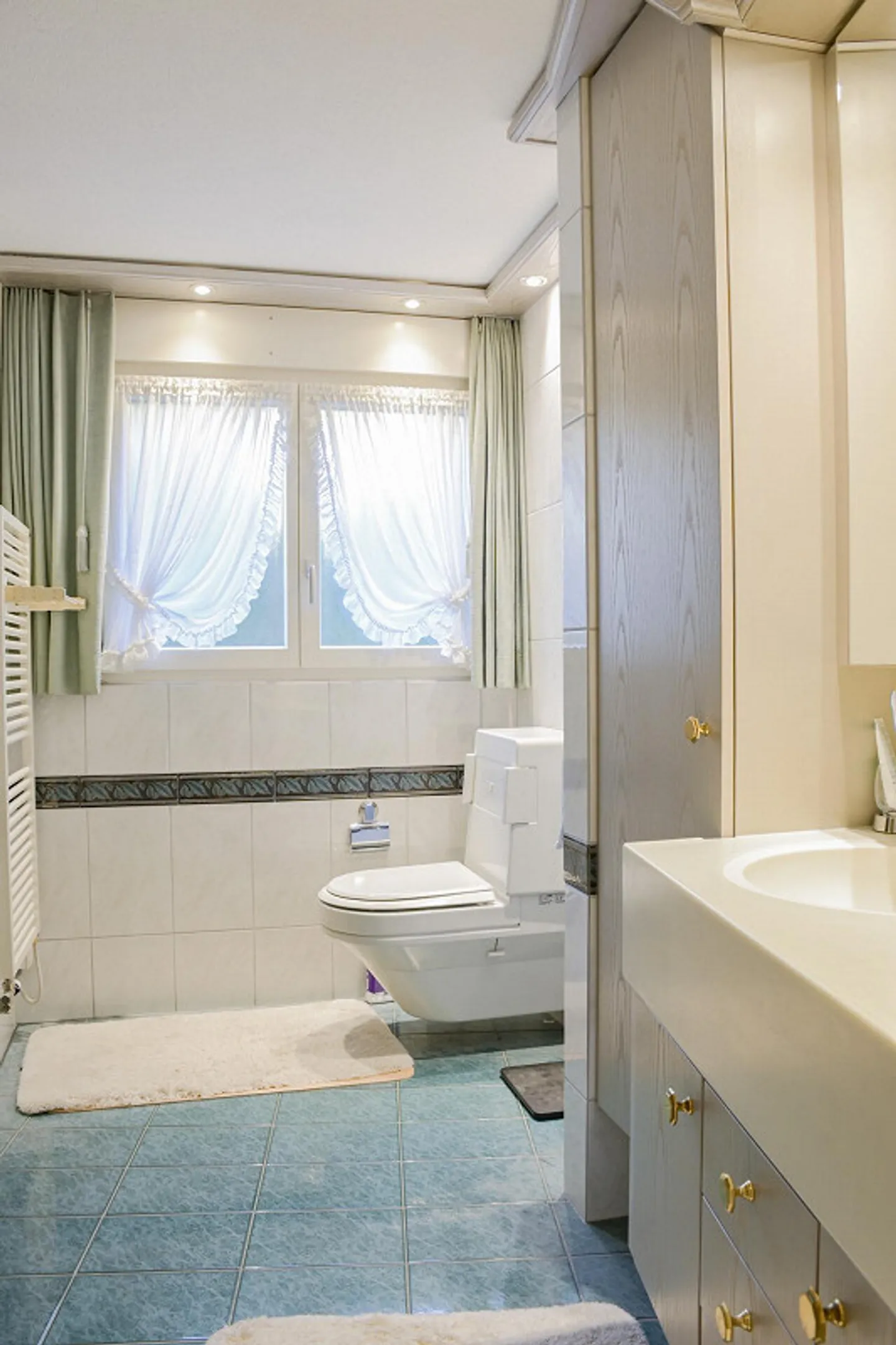 Living with Comfort in a Sunny Location - Photo 7 of 9