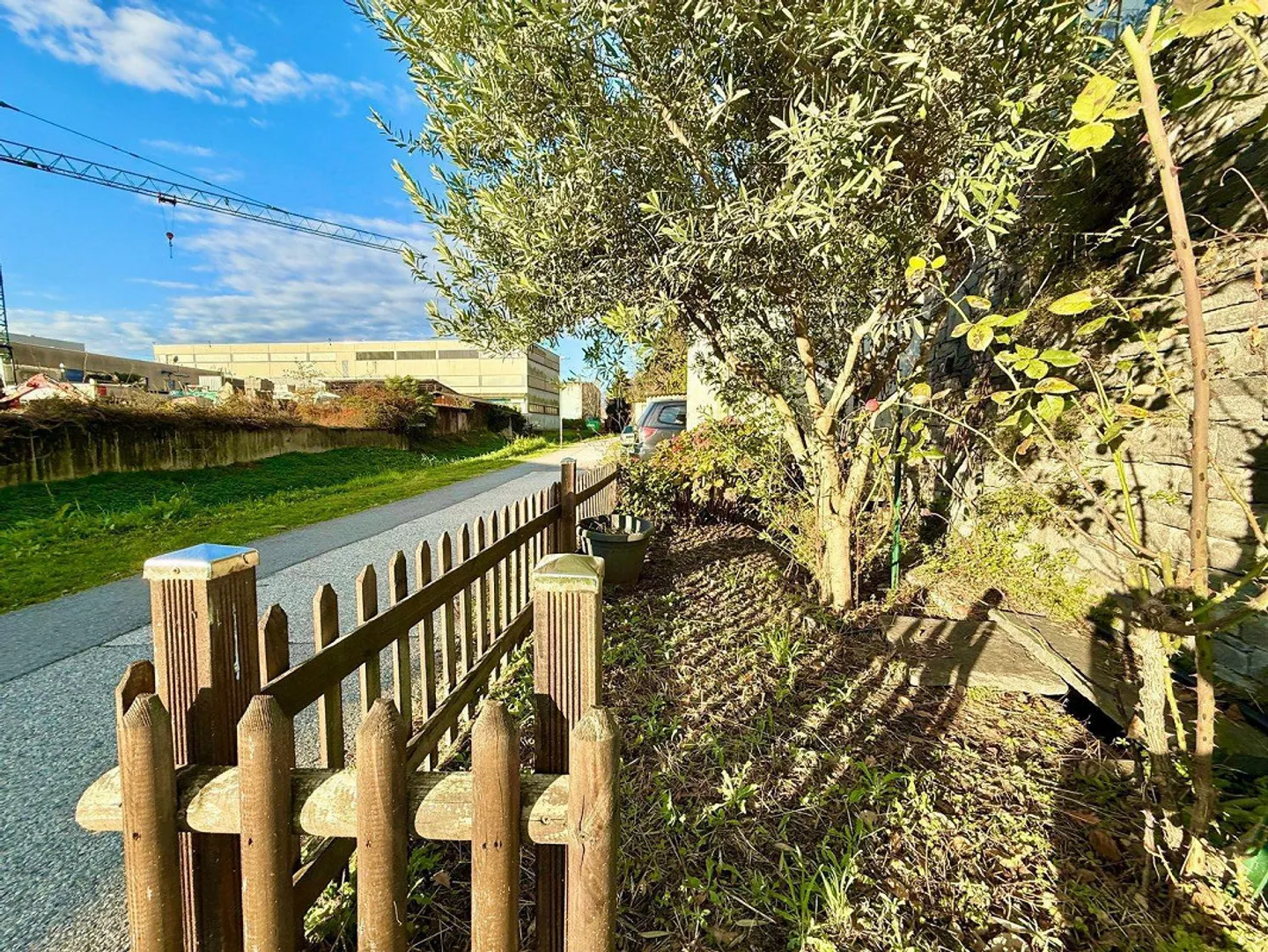 Moderne 2,5-Zimmer-Haus in Locarno mit einzigartigem Außenbereich - Foto 3 von 16