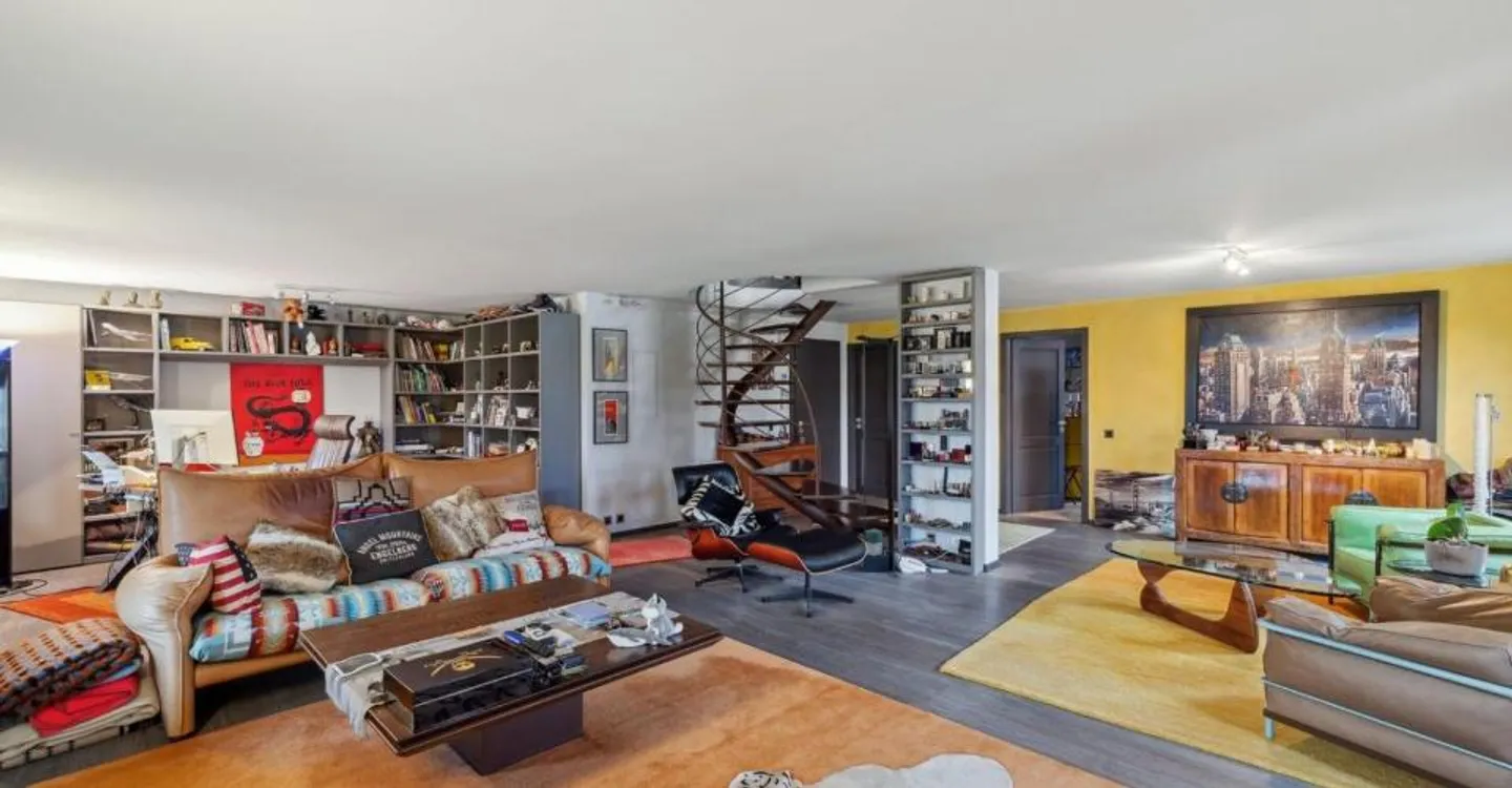 Elegante duplex dai volumi generosi, immerso nella natura - Foto 1 di 12