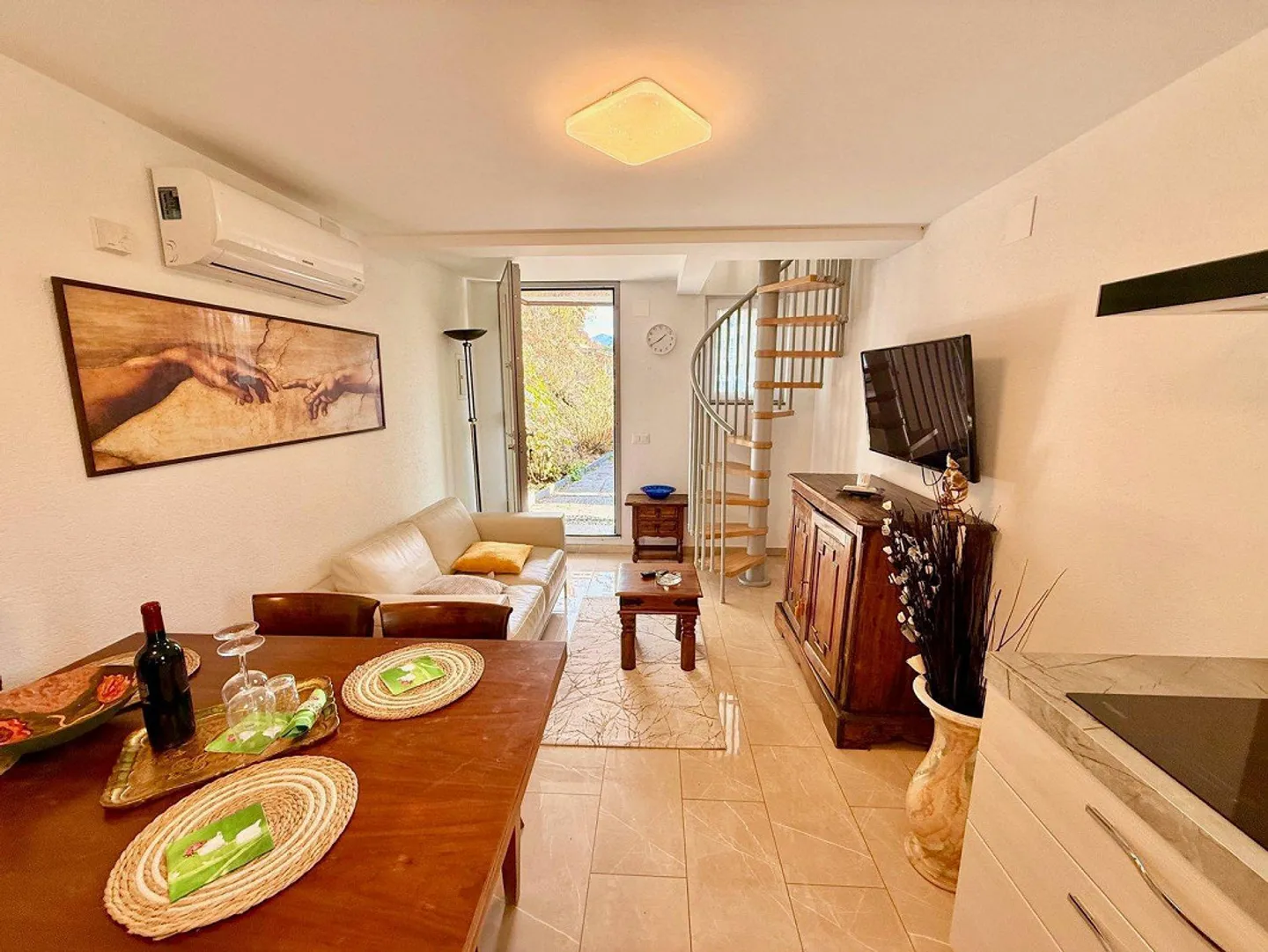 Moderne 2,5-Zimmer-Haus in Locarno mit einzigartigem Außenbereich - Foto 7 von 16