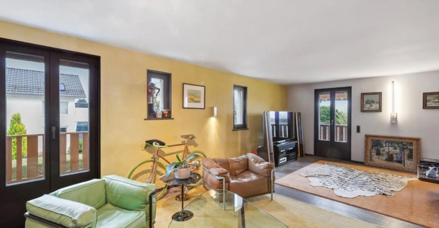 Elegante duplex dai volumi generosi, immerso nella natura - Foto 3 di 12