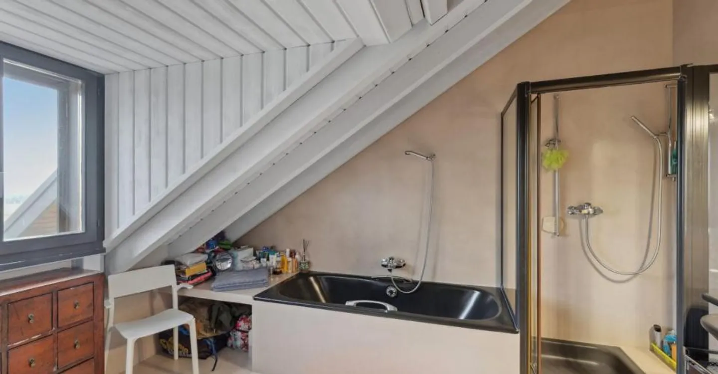 Elegante duplex dai volumi generosi, immerso nella natura - Foto 10 di 12