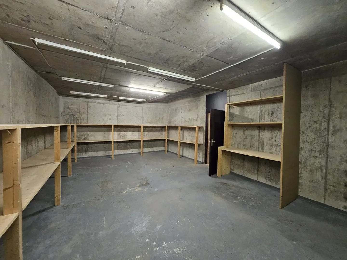 Spacious storage space of approx. 100m2 in the Saint-Jean district - Photo 2 of 6