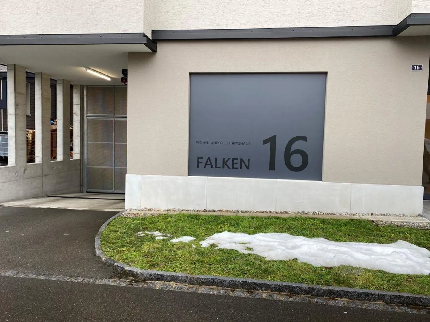 Fuori parcheggi su strada - Foto 1 di 2