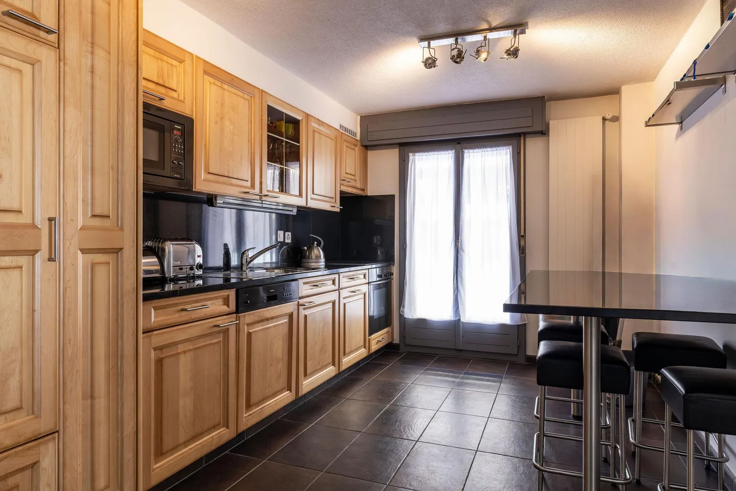 Appartement Lumineux avec Vue sur Montagne - Photo 4 sur 12