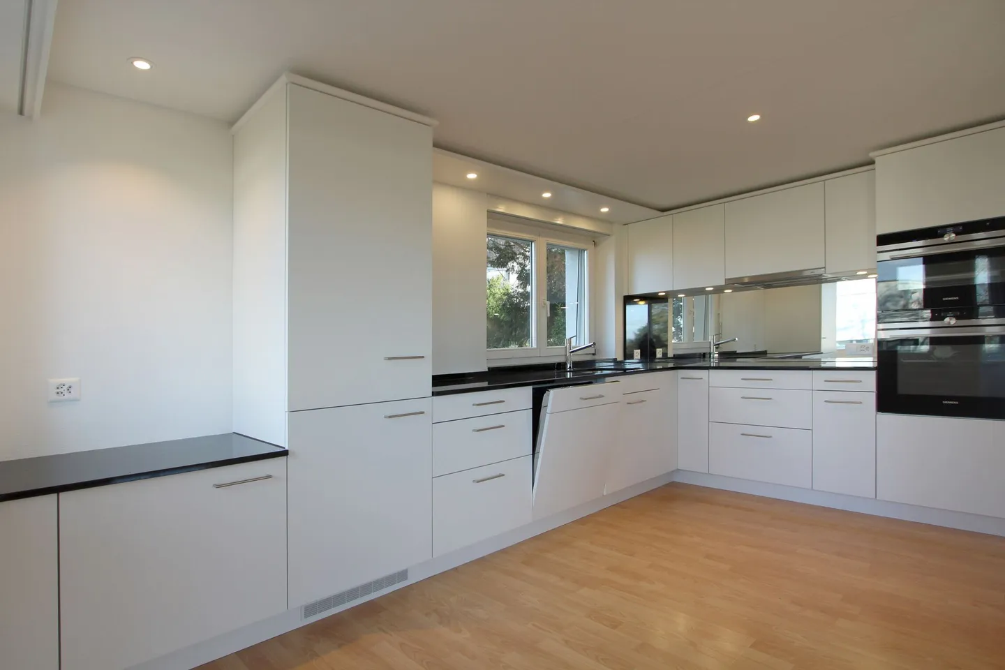 URBANO & ELEGANTE: Appartamento con giardino 4.5 locali vicino alla città con vista lago - Foto 3 di 10