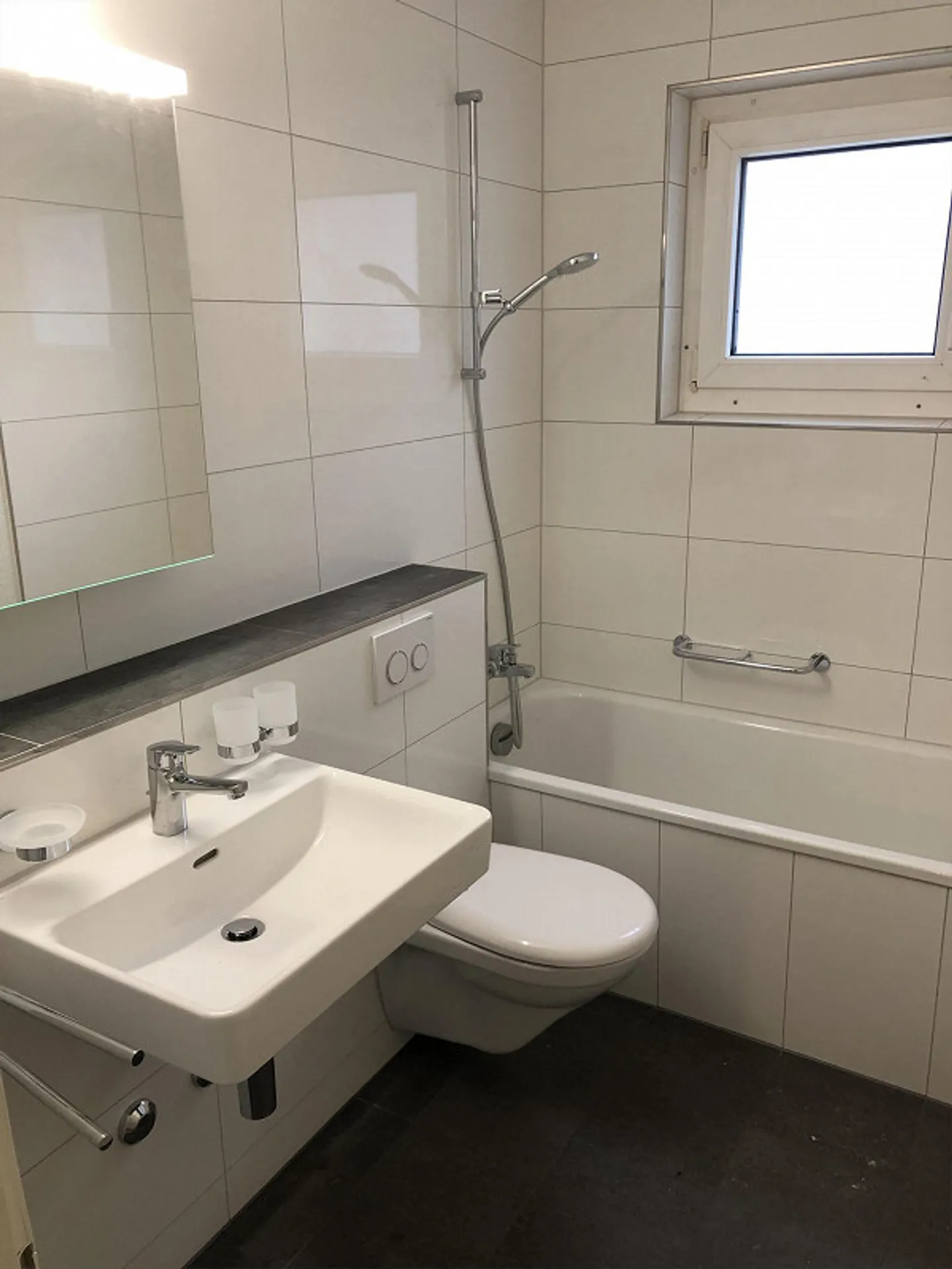 Appartement récemment rénové au 3ème étage sans ascenseur - Photo 4 sur 8