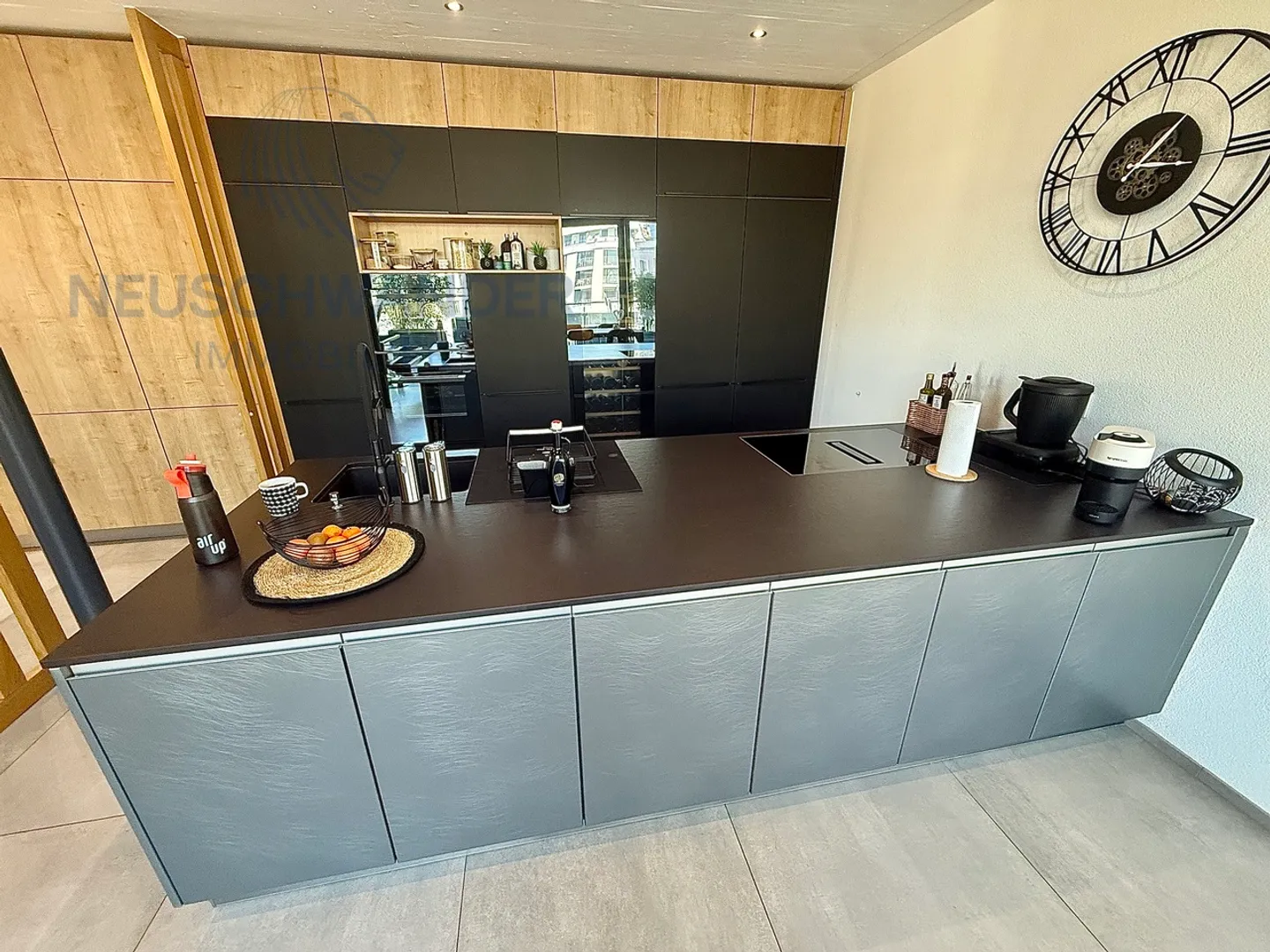 Stunning duplex penthouse with 2 underground parking spaces - Photo 9 of 39