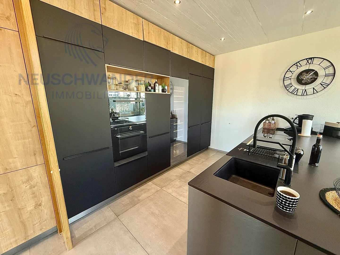 Stunning duplex penthouse with 2 underground parking spaces - Photo 10 of 39