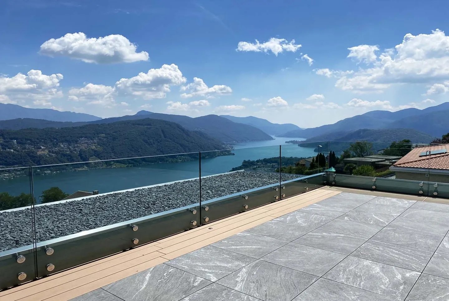ENORMOUS 4.5 LAKE VIEW IN RESIDENCE WITH POOL IN VERNATE - Photo 3 of 10
