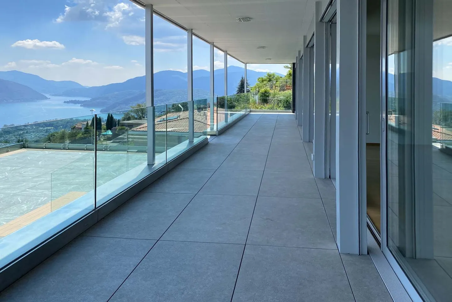 ENORMOUS 4.5 LAKE VIEW IN RESIDENCE WITH POOL IN VERNATE - Photo 4 of 10