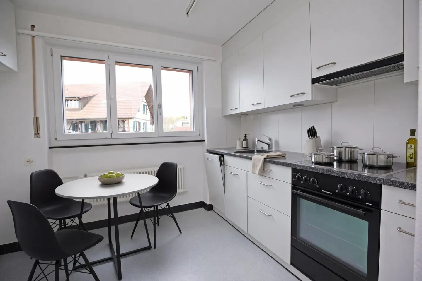 4-room apartment - freshly renovated - Photo 3 of 12