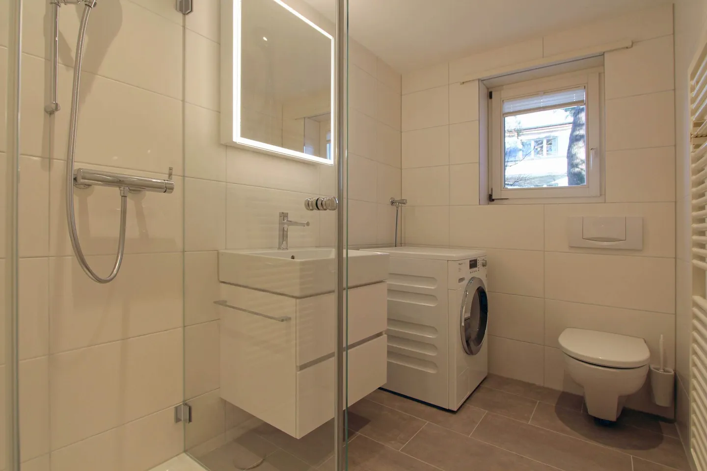 URBANO & ELEGANTE: Appartamento con giardino 4.5 locali vicino alla città con vista lago - Foto 9 di 10