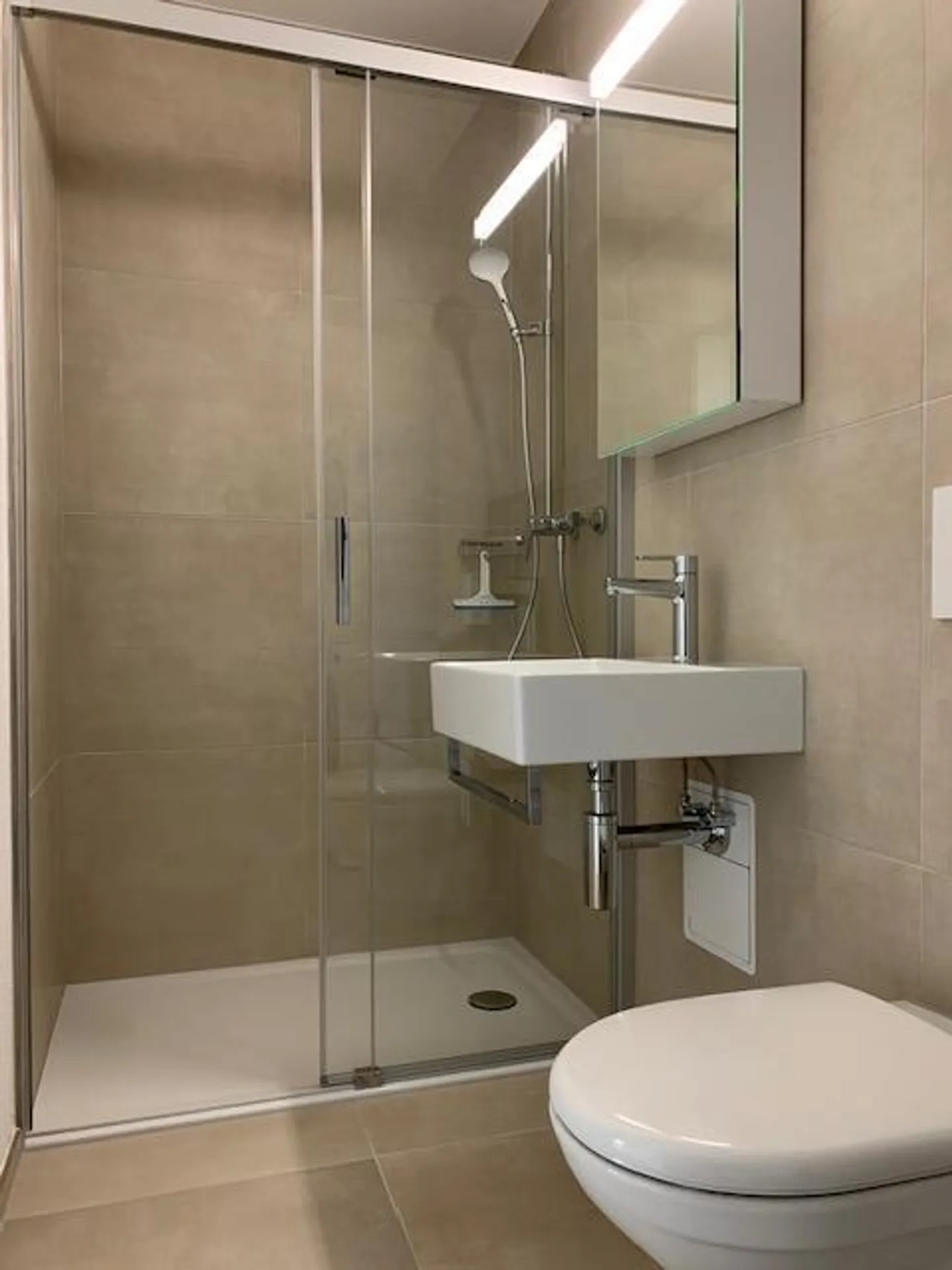 Appartamento luminoso e moderno di 5,5 stanze con loggia a Gümligen! - Foto 6 di 12