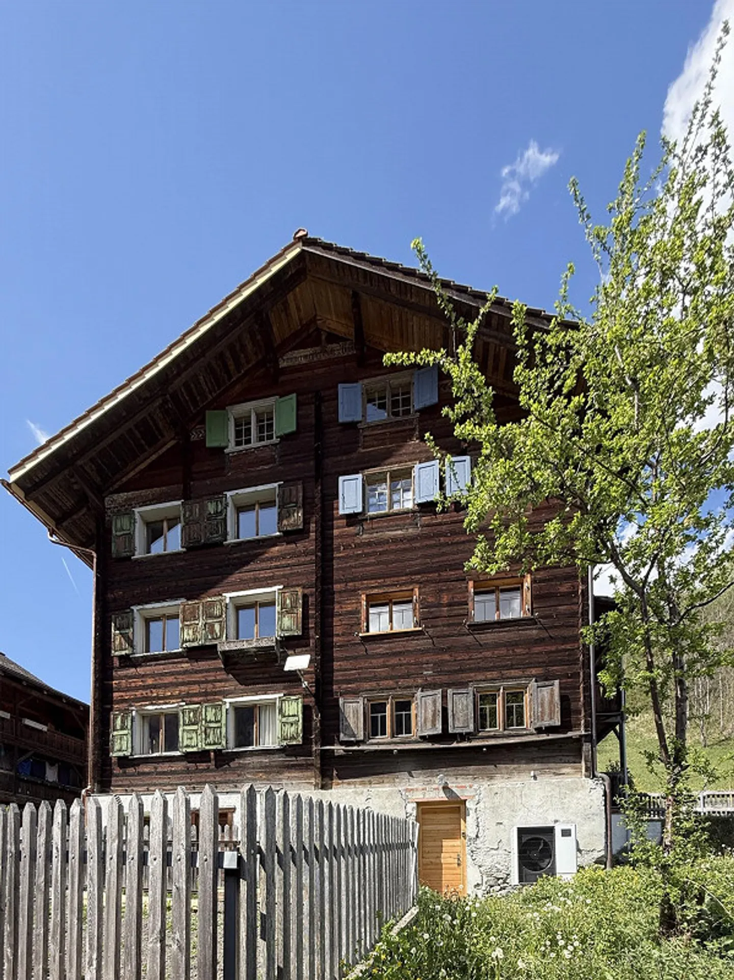 Grosszügige Dachwohnung mit Gartenanteil (Erst- oder Zweitwhg.) - Foto 1 von 14