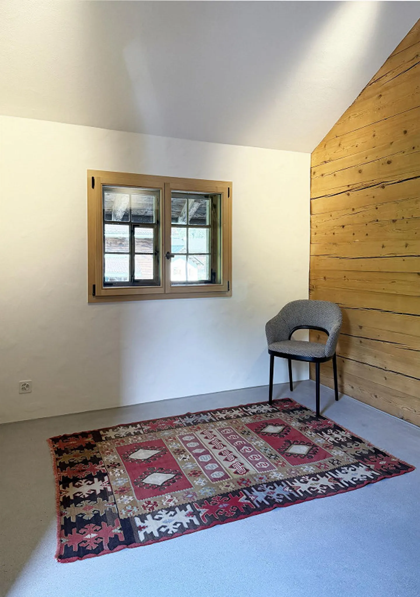 Grosszügige Dachwohnung mit Gartenanteil (Erst- oder Zweitwhg.) - Foto 3 von 14