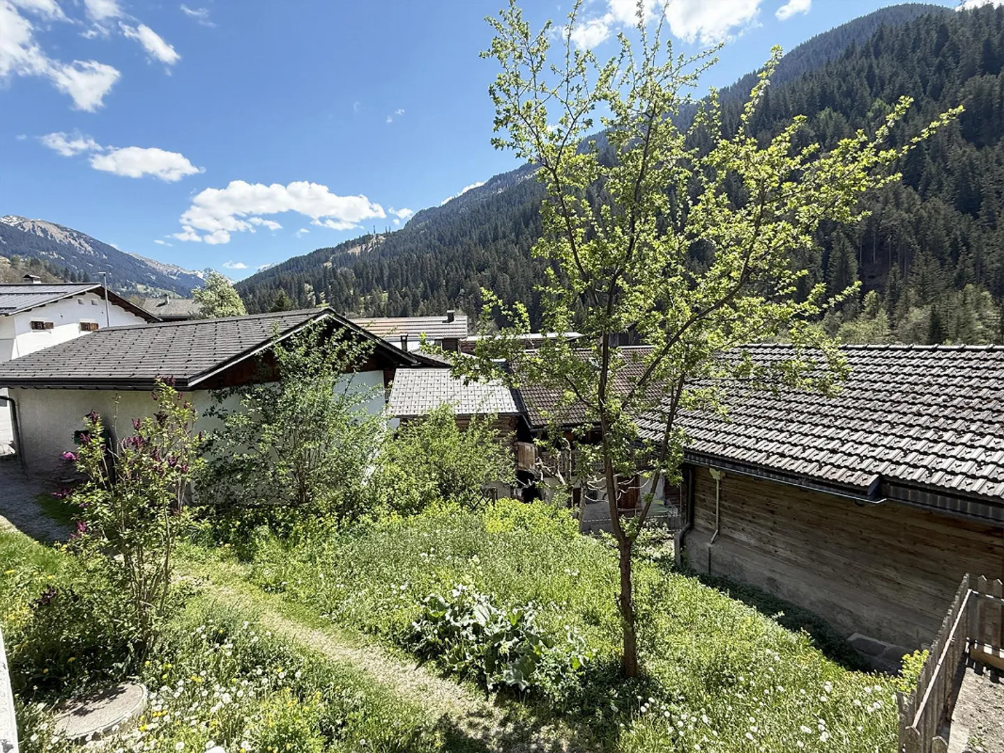 Grosszügige Dachwohnung mit Gartenanteil (Erst- oder Zweitwhg.) - Foto 10 von 14