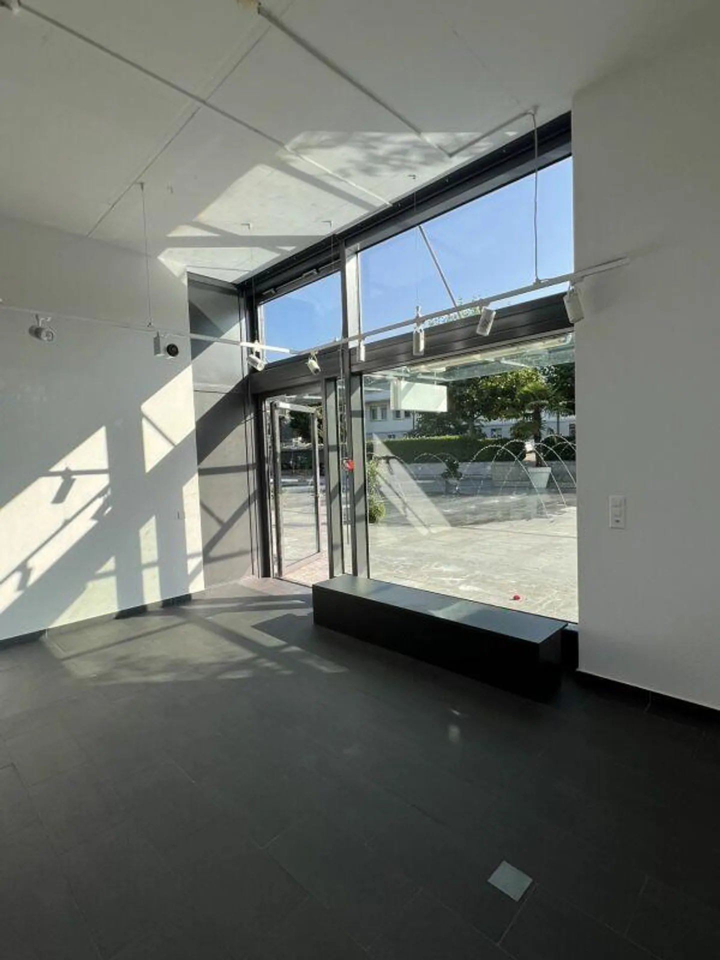 RETAIL SPACE - OFFICE - SHOWROOM - Photo 6 of 13