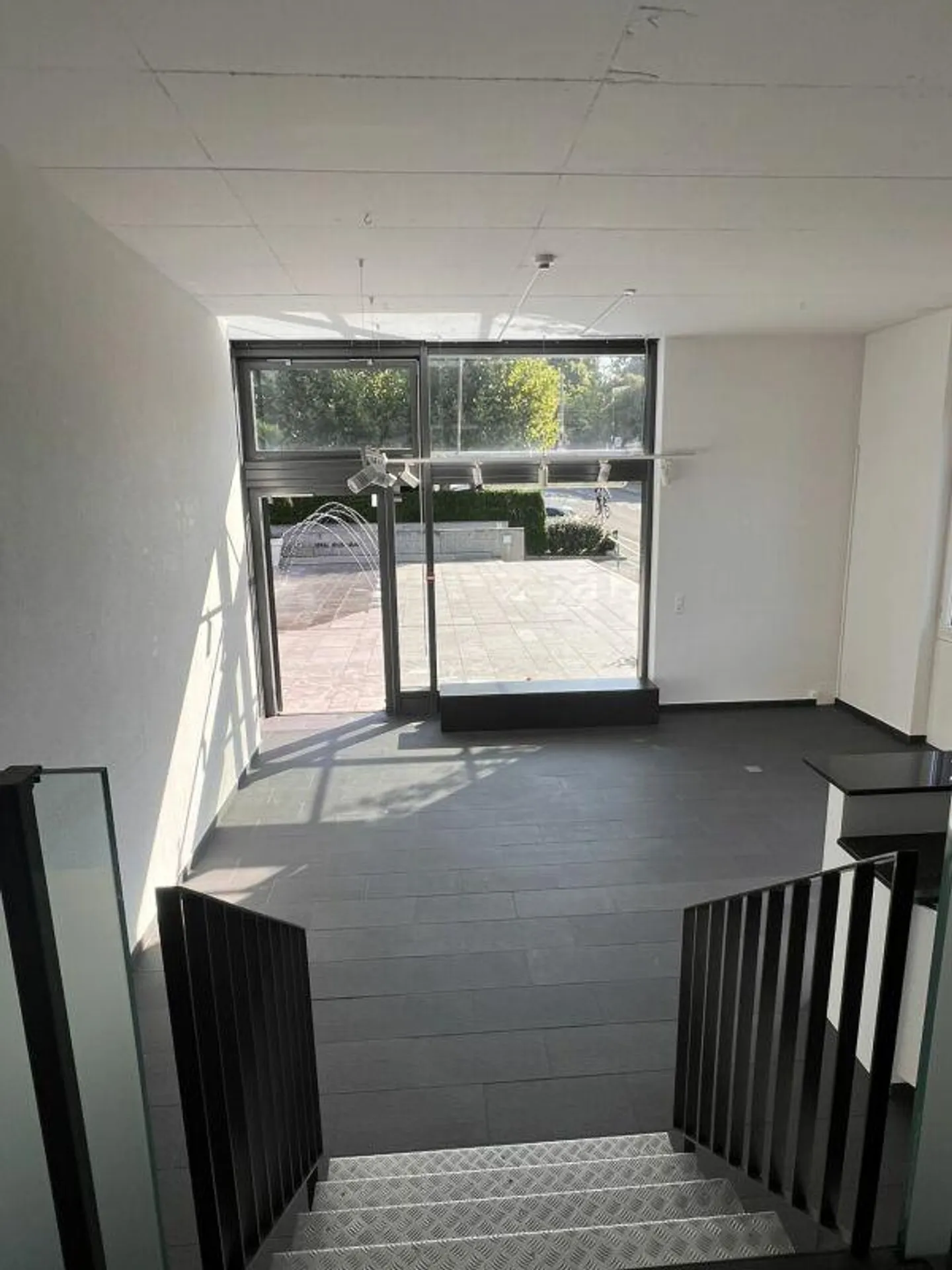 RETAIL SPACE - OFFICE - SHOWROOM - Photo 7 of 13