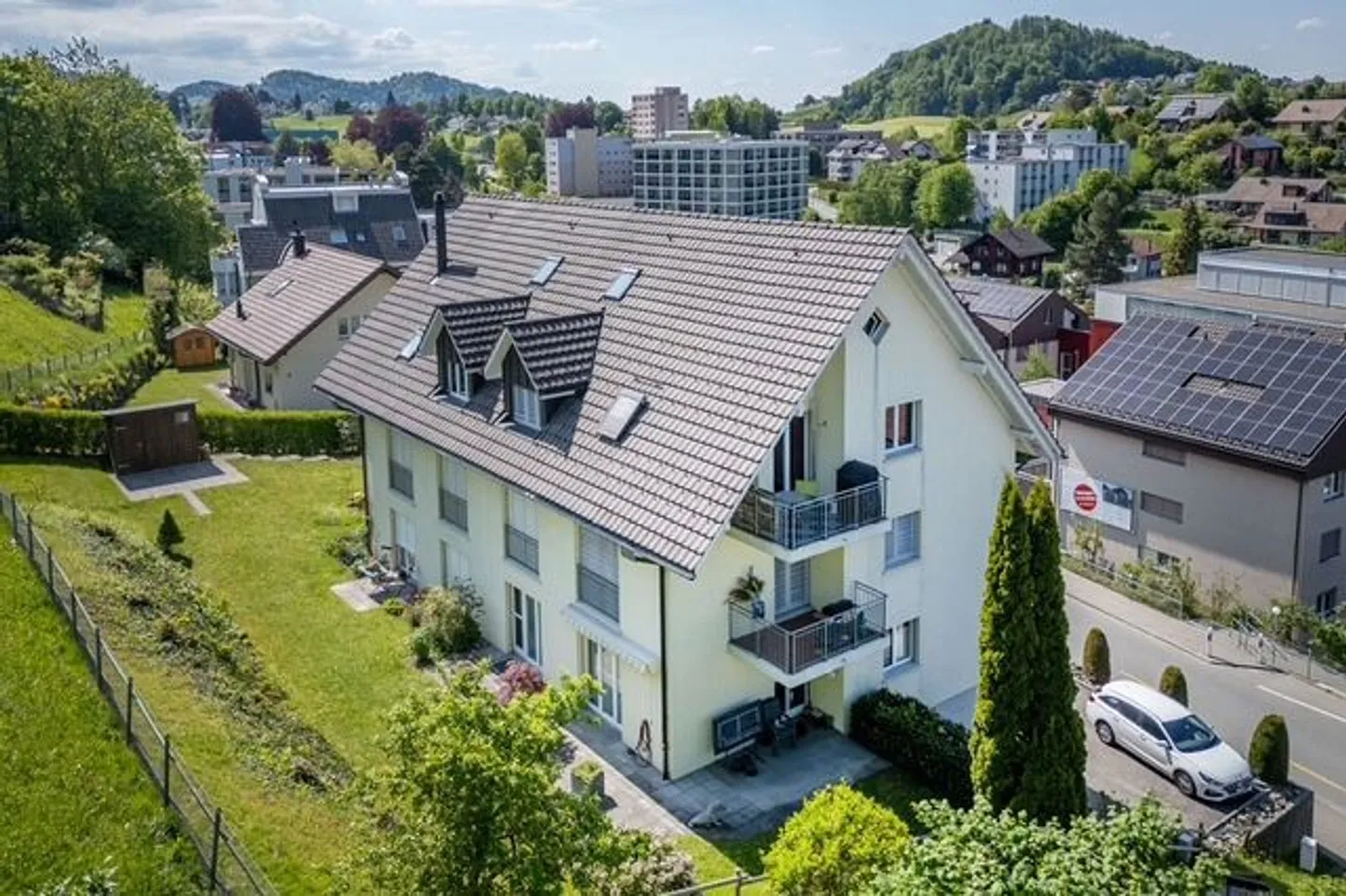 Incantevole appartamento giardino 3,5 locali con grande patio - Foto 1 di 13