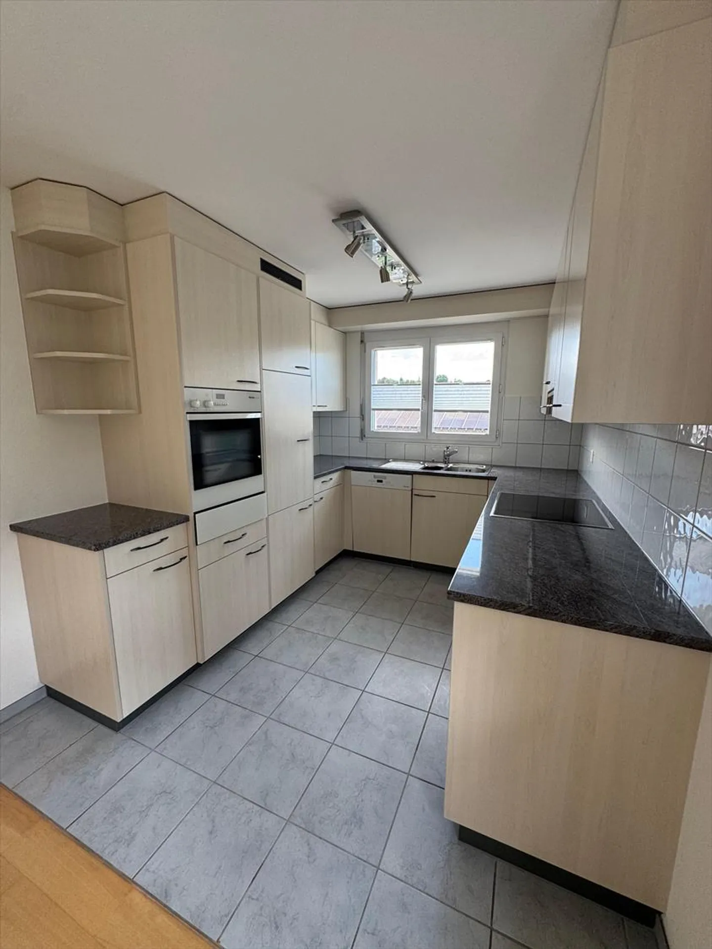 Incantevole appartamento giardino 3,5 locali con grande patio - Foto 4 di 13
