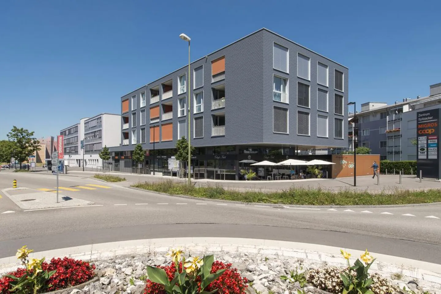 Vie urbaine dans un endroit naturel - Photo 1 sur 7