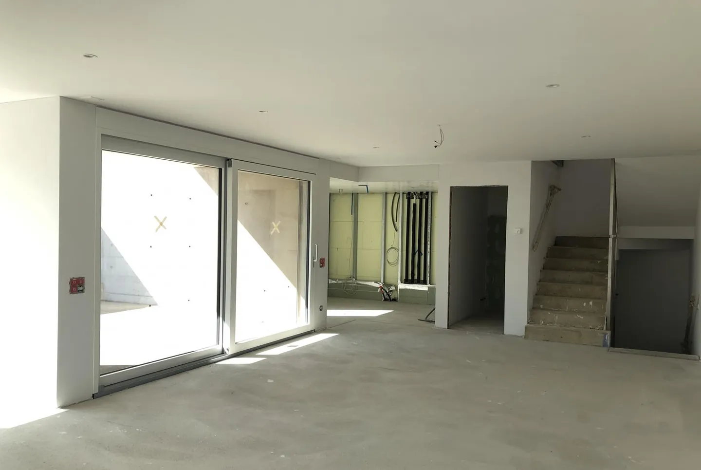 MODERNE VILLA 4.5 ZIMMER MIT GROSSEM GARTEN IN COLLINA D'ORO - Foto 3 von 13
