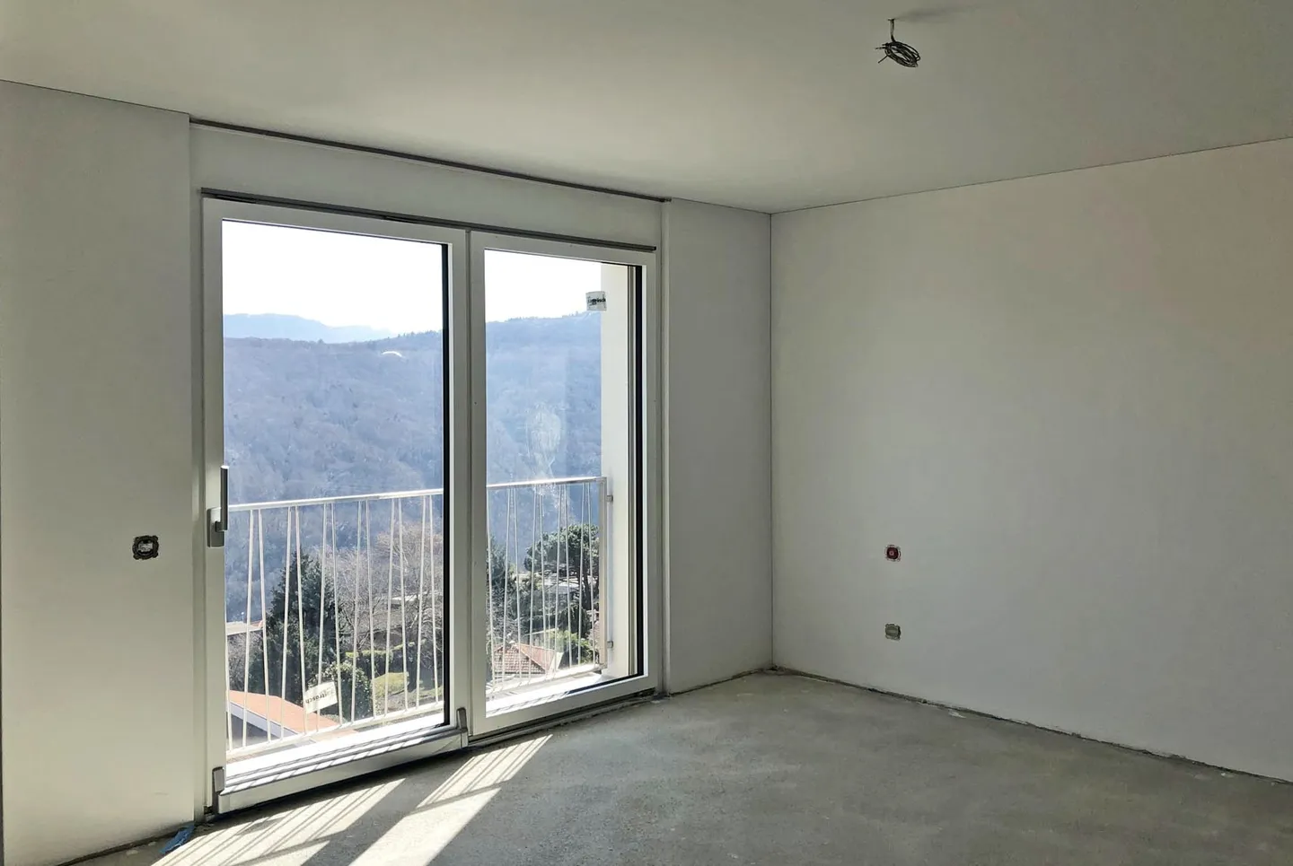 MODERNE VILLA 4.5 ZIMMER MIT GROSSEM GARTEN IN COLLINA D'ORO - Foto 7 von 13