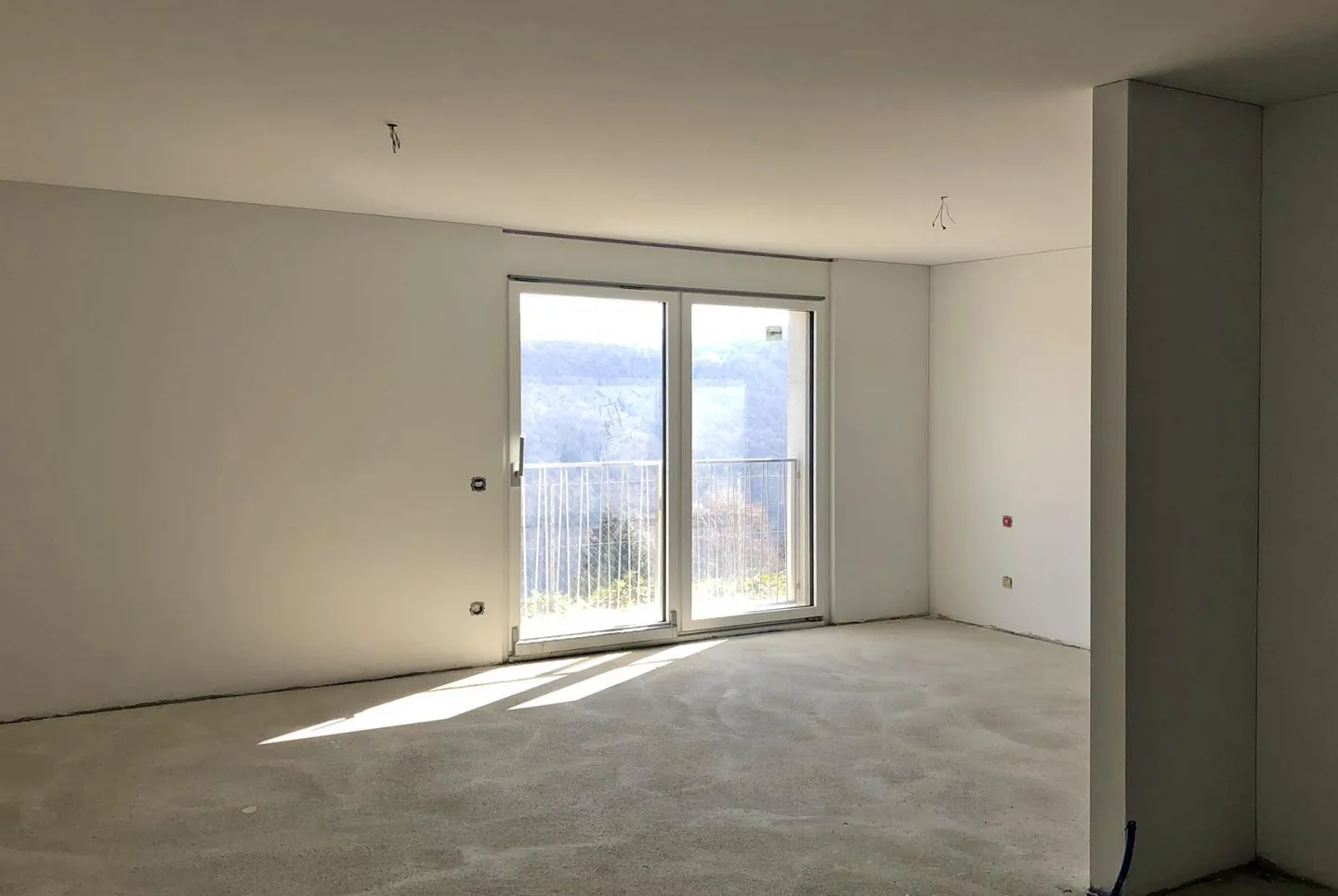 MODERNE VILLA 4.5 ZIMMER MIT GROSSEM GARTEN IN COLLINA D'ORO - Foto 8 von 13