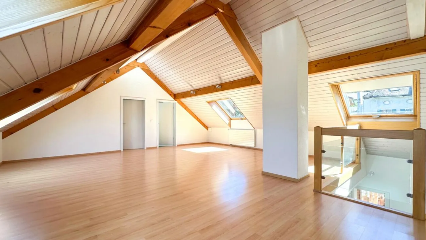 Duplex in den Dachgeschossen mit 6,5 Zimmern und Charme. - Foto 9 von 26