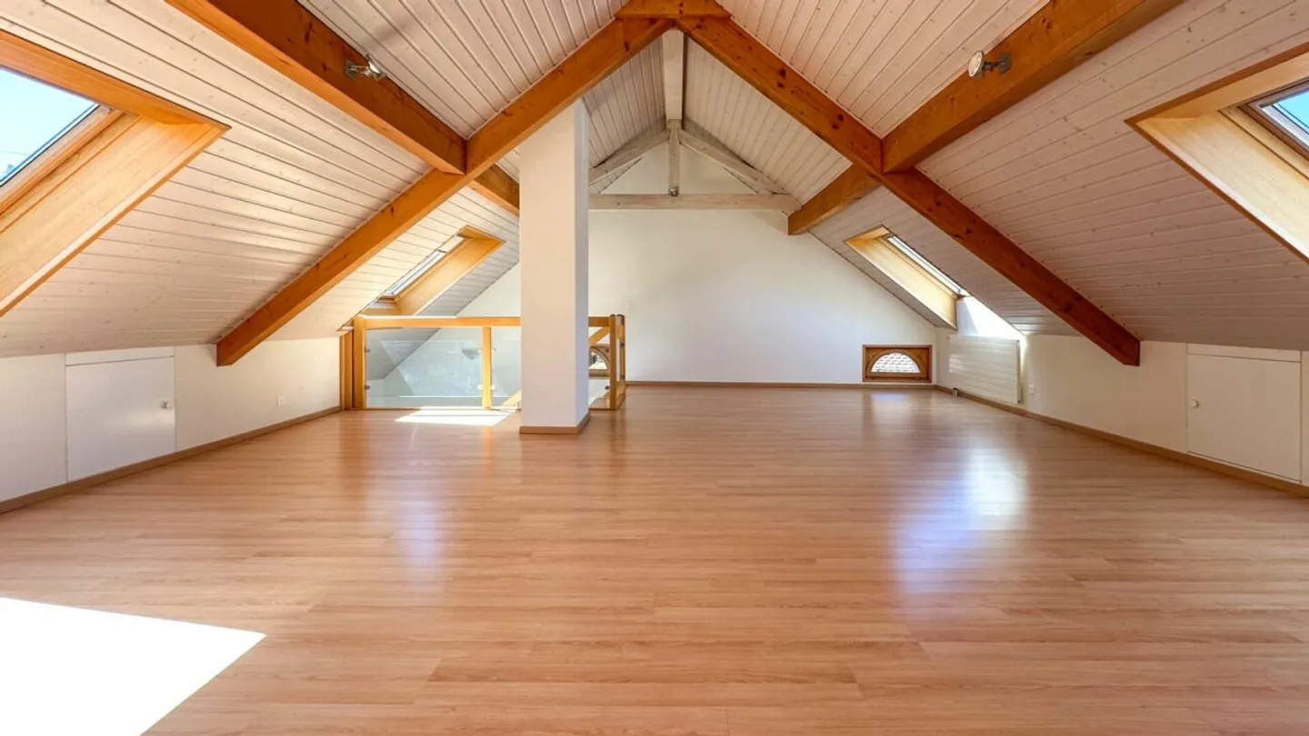 Duplex in den Dachgeschossen mit 6,5 Zimmern und Charme. - Foto 18 von 26