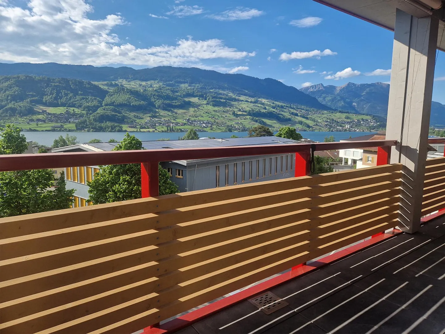 Modern 4.5-room apartment with lake view in Sachseln - Photo 1 of 9