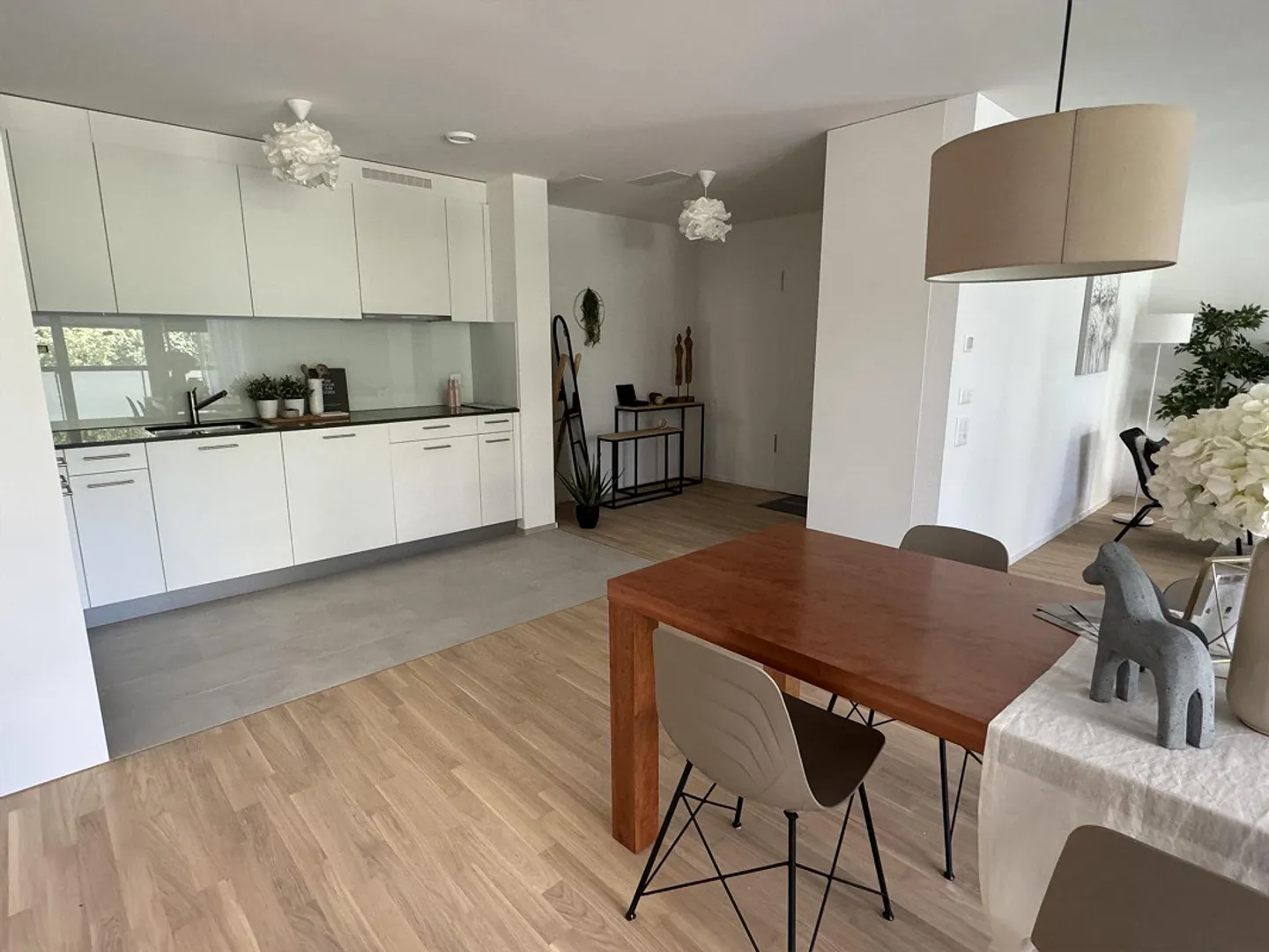 Appartamento 3,5 locali ultramoderno (1° piano) con loggia, ascensore + propria torre di lavaggio - Foto 2 di 10