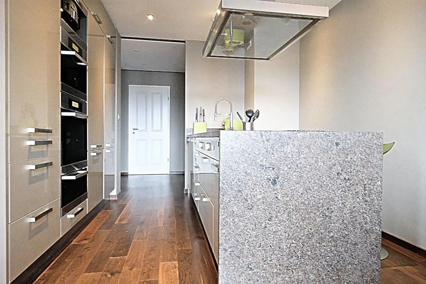 Magnificent furnished 7 rooms / 4 bedrooms / 3 bathrooms / 2 balconies - Photo 3 of 10