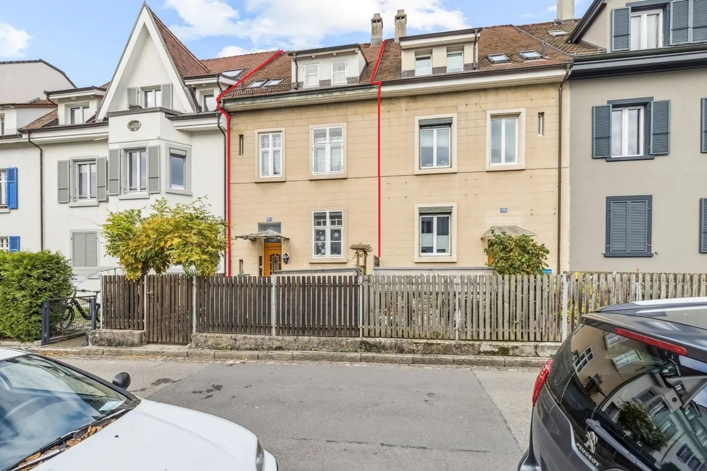 Spacious Middle House with Versatile Usage Potential - Photo 1 of 6